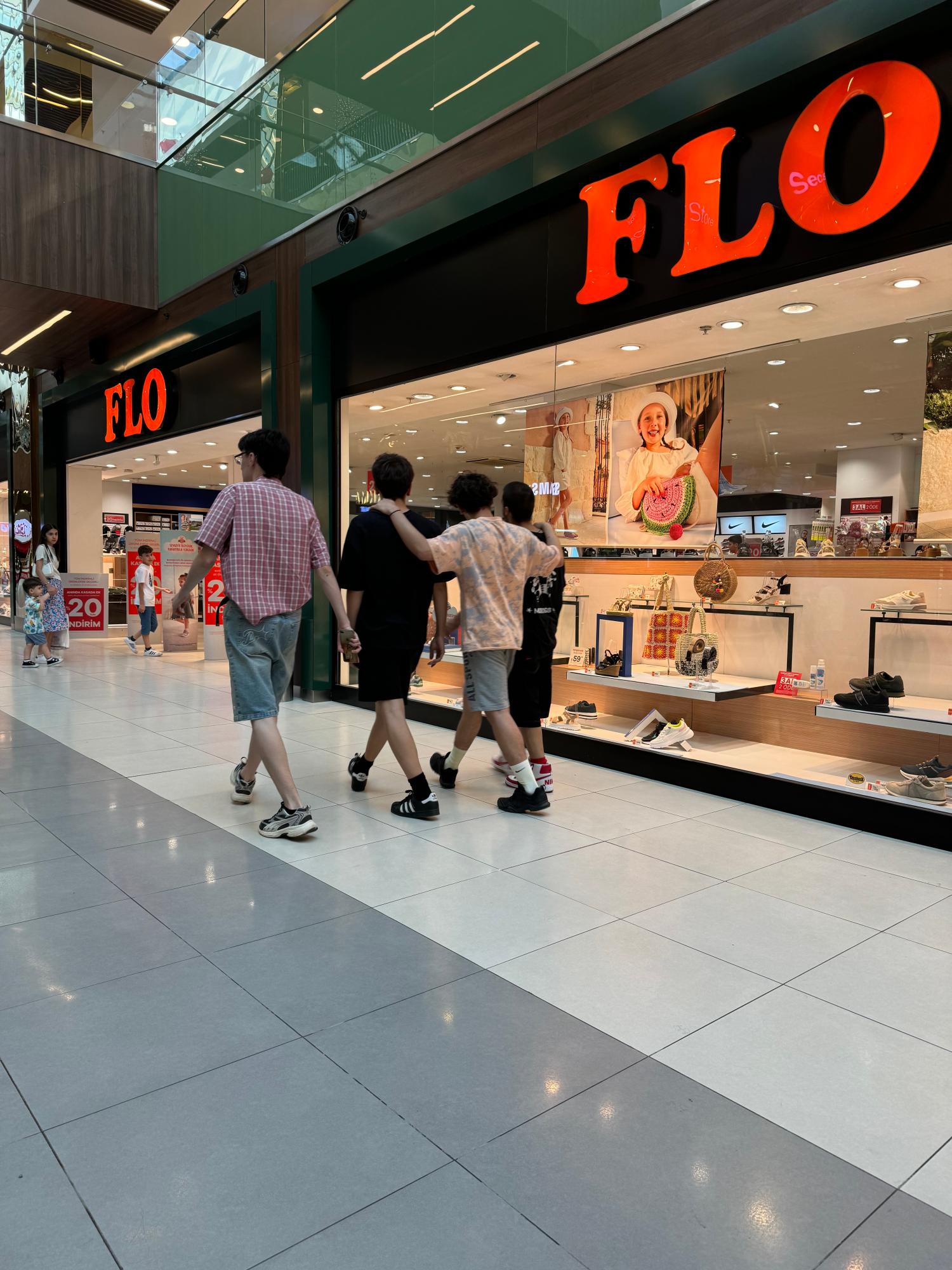 flo ayakkabılarını giyince gelen ağlama isteği