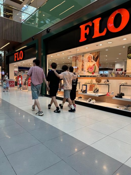 flo ayakkabılarını giyince gelen ağlama isteği